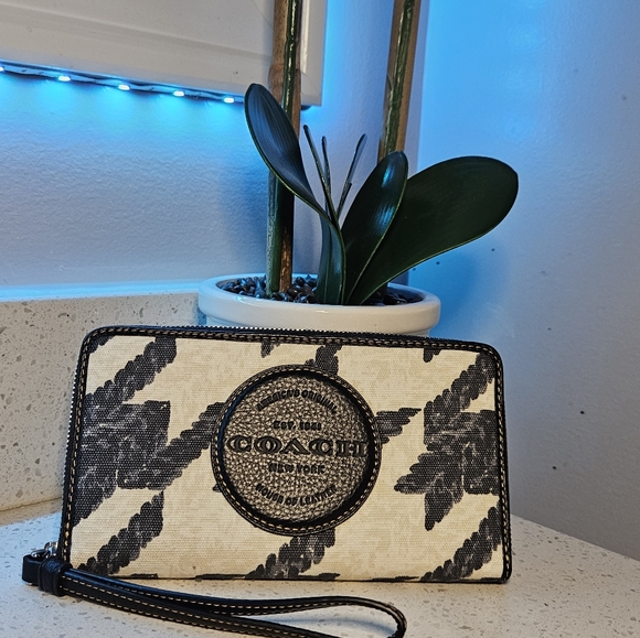 CoachDempsey Large Phone Wallet With Houndstooth Print  brand new with tags - Picture 3 of 10